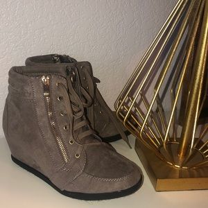 CUTE TAUPE HEEL SNEAKERS